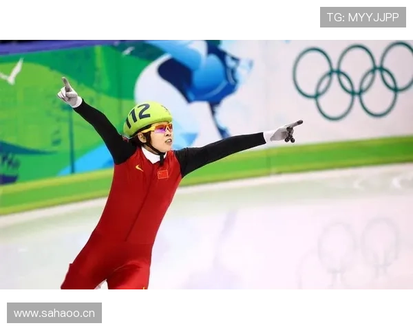 王濛在家切个西瓜都像在冰场压步，这手速普通人连瓜皮都抢不到